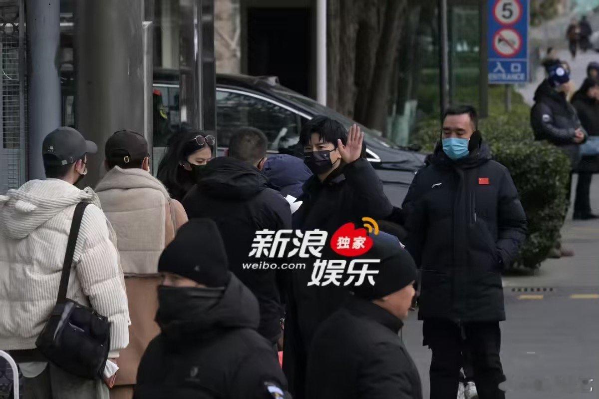 张杰张杰马年央视春晚首次联排实力唱将张杰亮相春晚联排，挥手致意超有范，期待舞台高