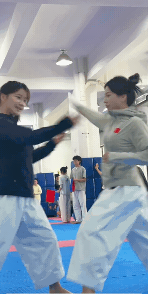 “静如处子，动如脱兔。”
女子她最后击打的那一下，看似举重若轻还慢，实则快而重，