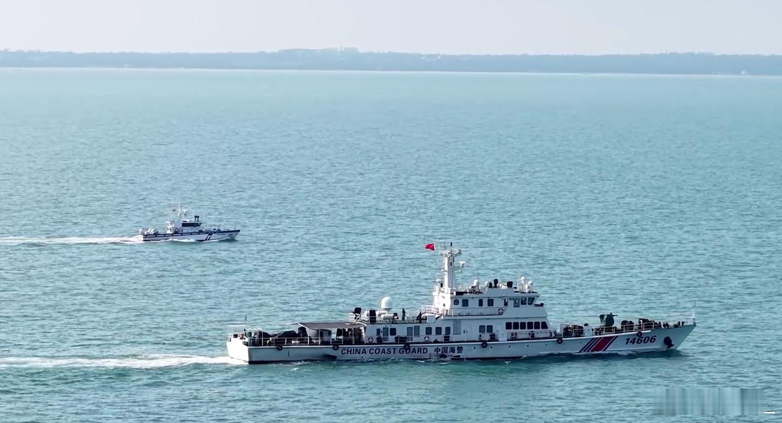 中国海警14606舰今天在金门附近海域执法巡航，其左侧是金门的海巡小艇。 
