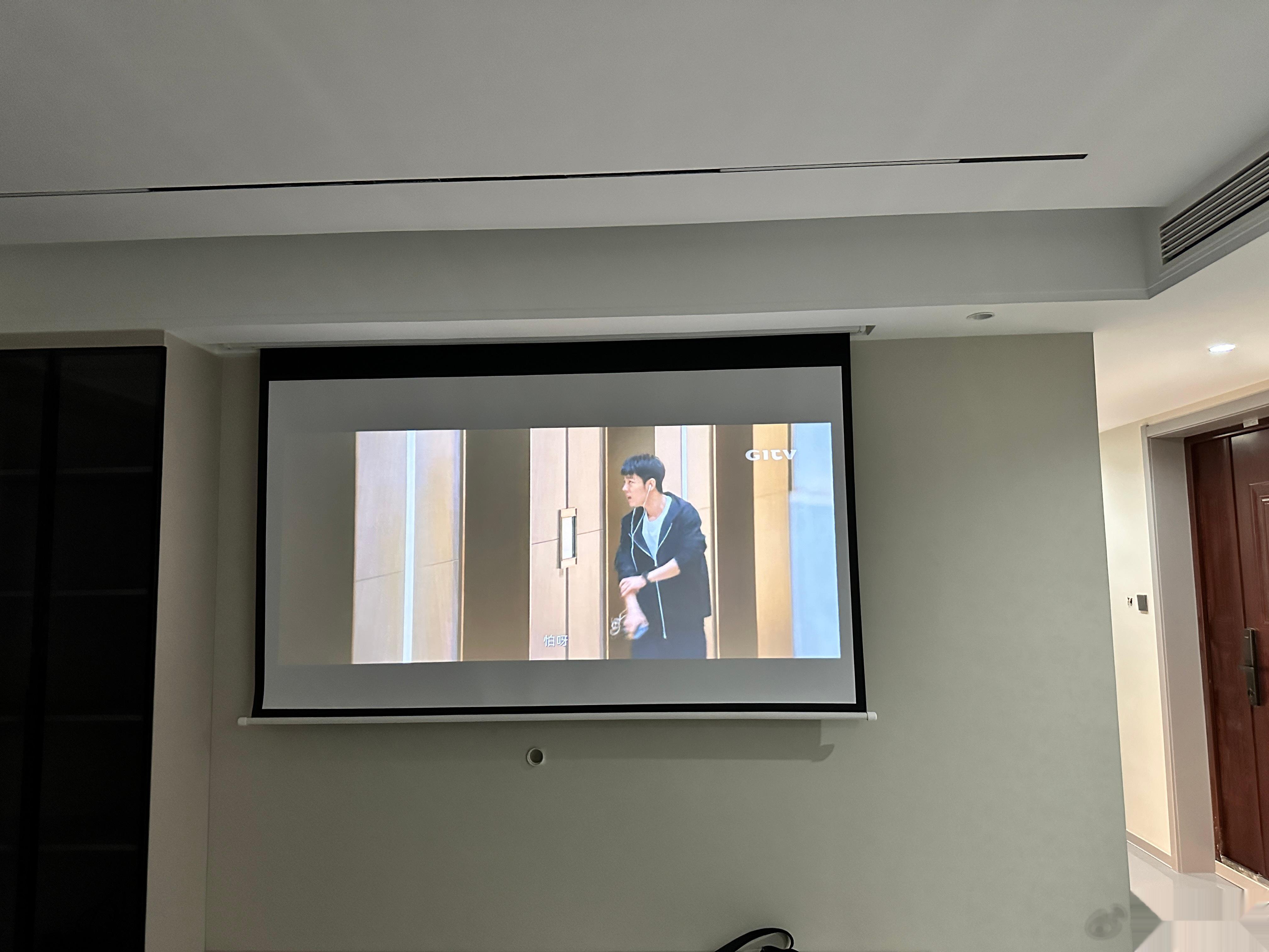 很多网友咨询我，千元左右的家庭投影仪效果怎么样。简单的来说说，我家是快乐星球O3