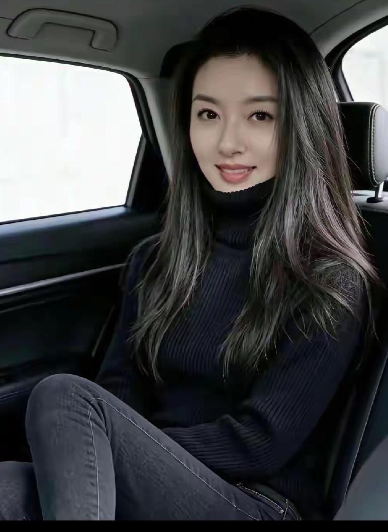 男人爱看美女，那是对美的本能欣赏。看到美女，他们的目光会不自觉地被吸引，在脑海中