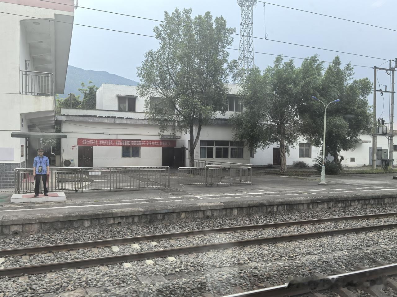白涛站，渝怀铁路上的车站，位于重庆市涪陵区白涛街道，车站就在乌江边，目前有560