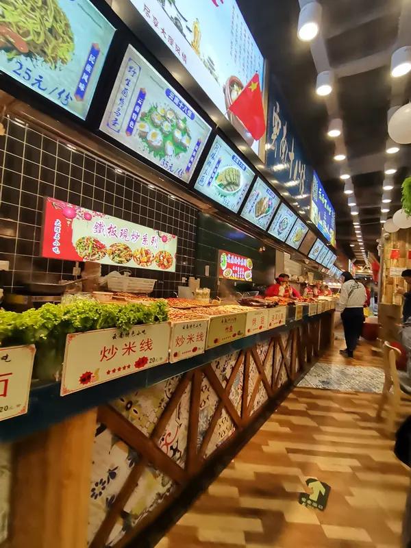 30平店面分出10家档口变“美食城”，这操作简直绝了！这么小的地方塞进这么多档口