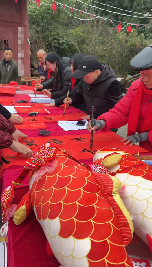 50后过年vs00后过年00后不再是只会玩手机的小孩🥹打扫、送物资、办村晚，把