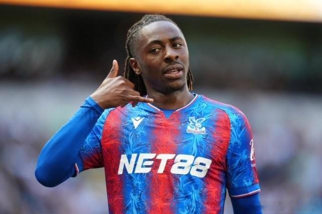 英媒talkSPORT爆料，阿森纳将26岁英格兰国脚埃泽纳入左边锋补强名单，热刺