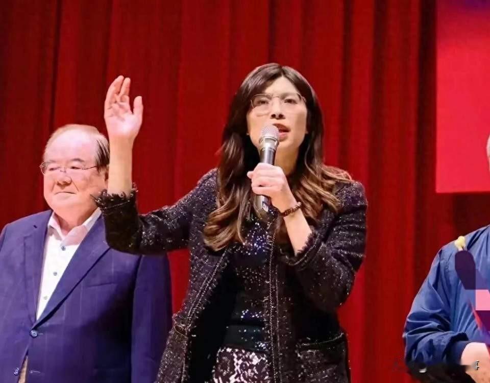 最近岛内蓝营动作不少，挺引人关注。郑丽文准备重启两岸交流论坛，选举后可能就要来访