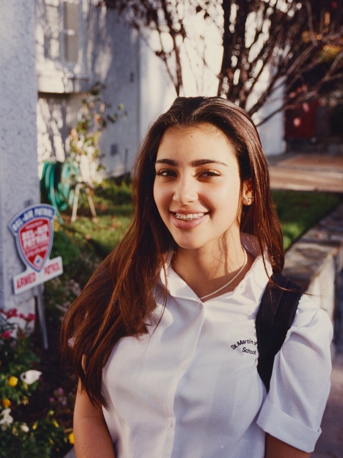 金卡戴珊晒学生时代旧照，网友夸赞金姐妈生脸好漂亮~ 