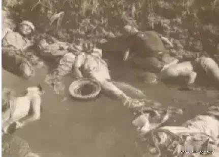 时间:1937年12月
地点:南京城外某处小水塘
事件:南京沦陷后，投降的中国军
