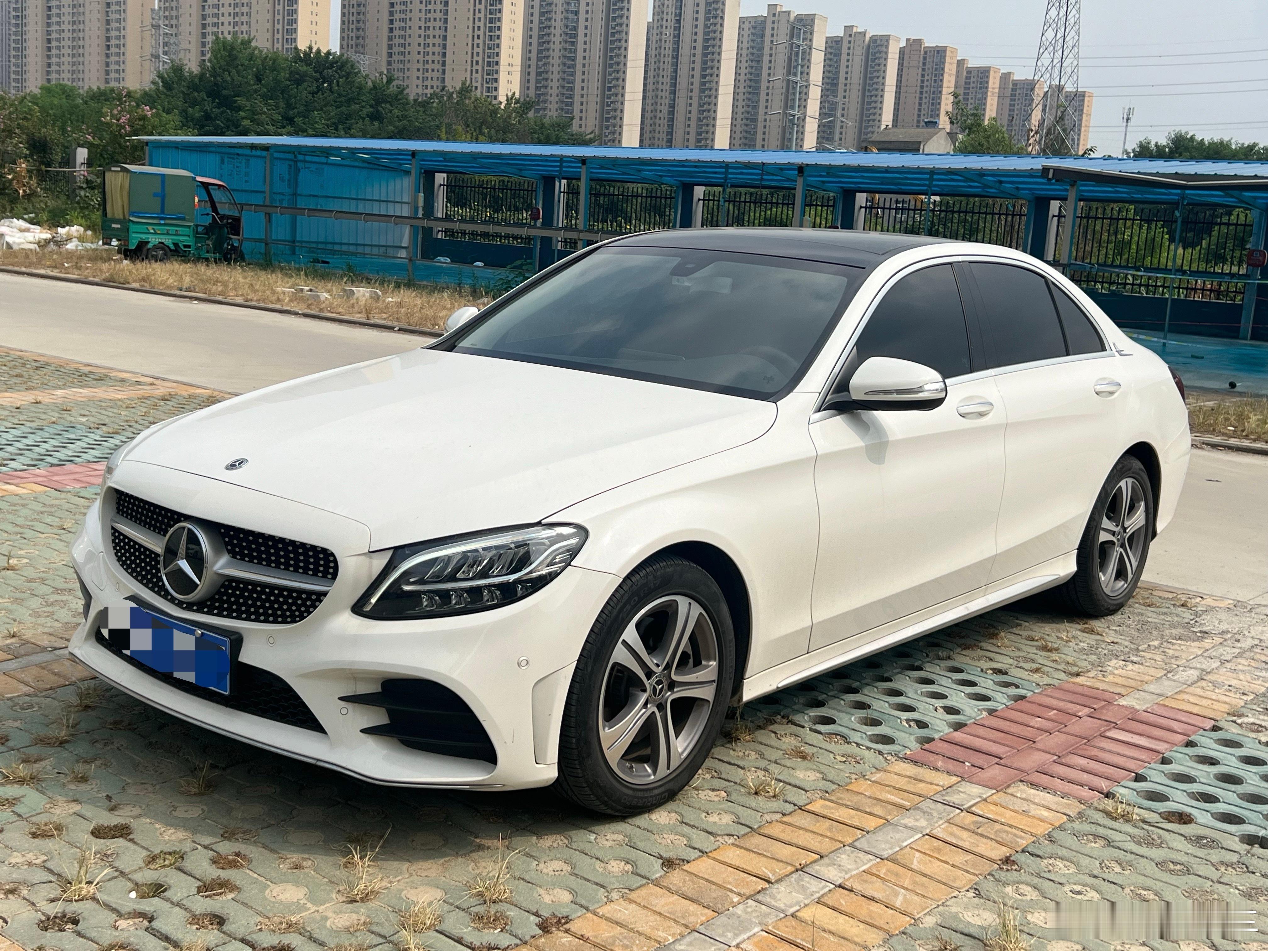 闪现买下一台小奔20年上牌，奔驰C260L2.2万公里，金属面原车漆状态白外黑内