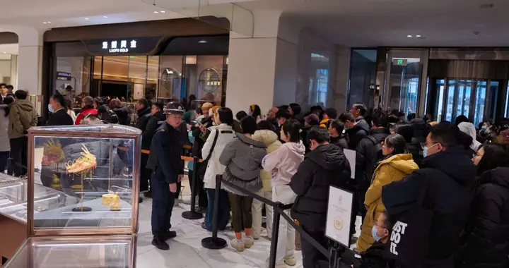 马年春节临近 老铺黄金SKP排队热度超去年