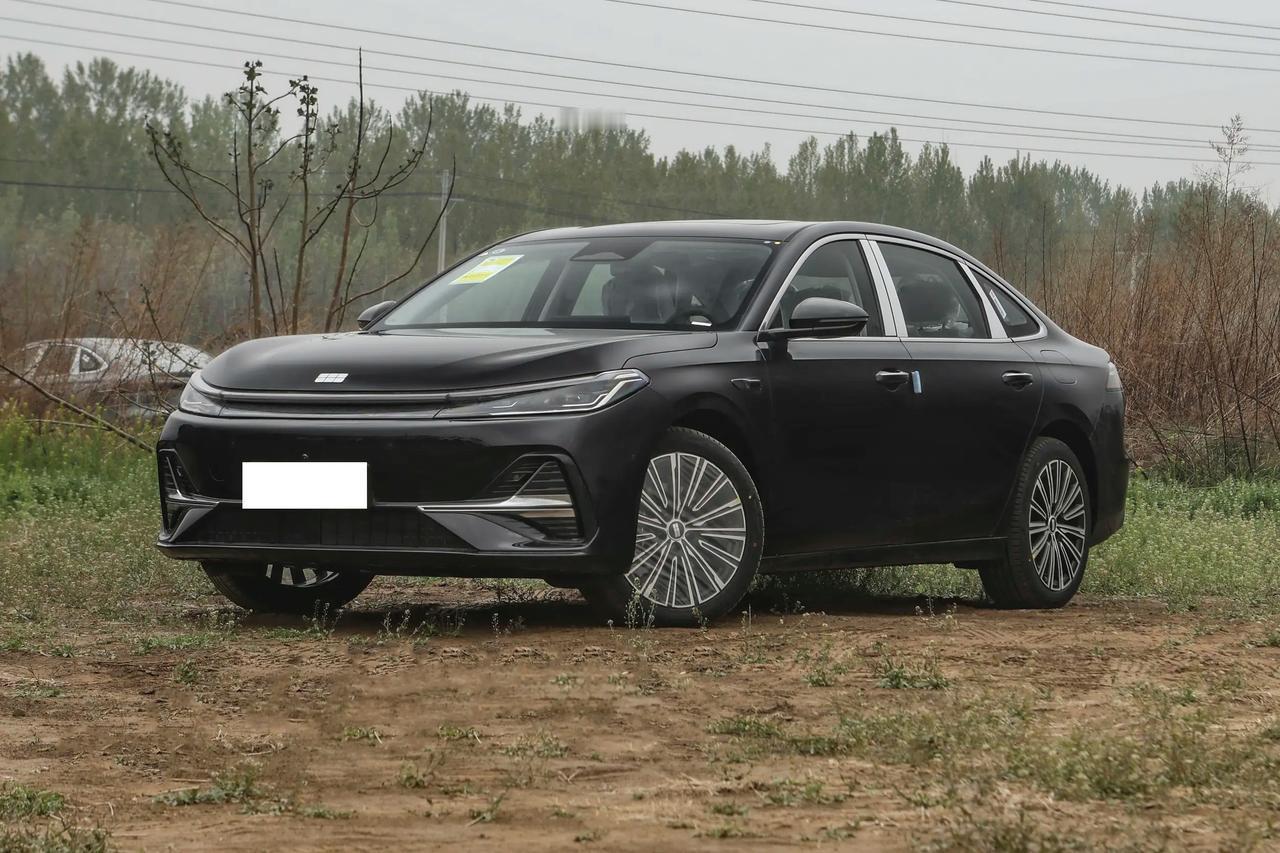 🎵📲吉利银河A7把车机、音响、无线充这些往车上给，我能理解它的思路：年轻人上