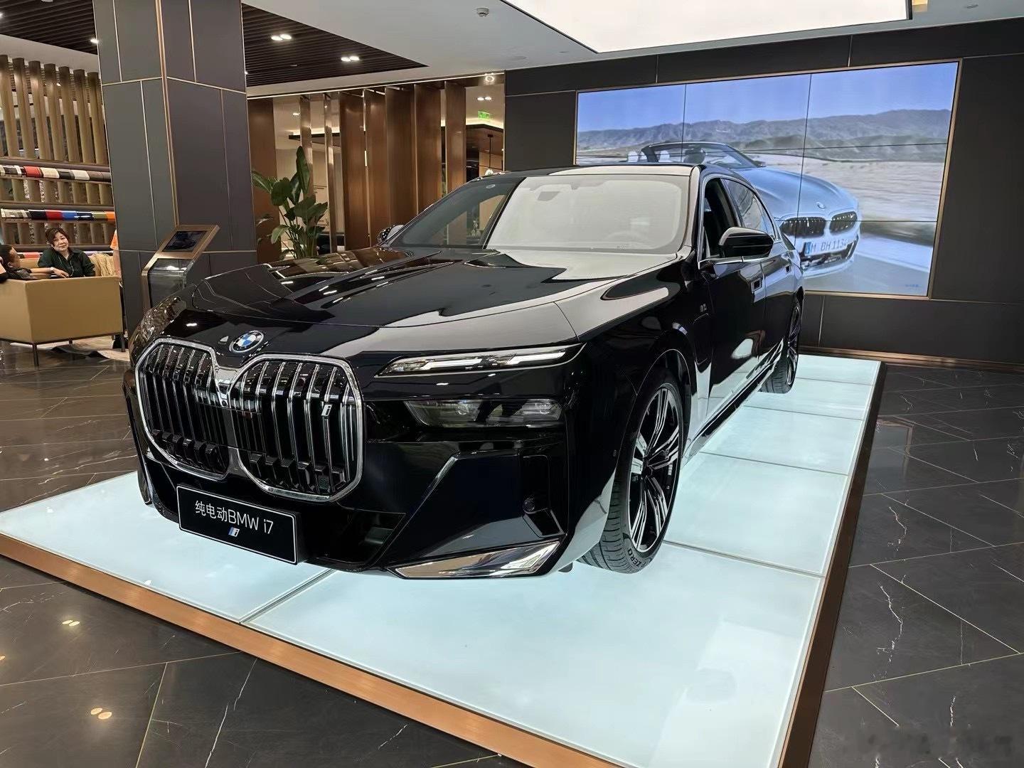 早～[太阳]I7 50尊享M运动炭黑/阿玛瑞恩红内选配M碳纤维内饰搭配黑色钢琴漆