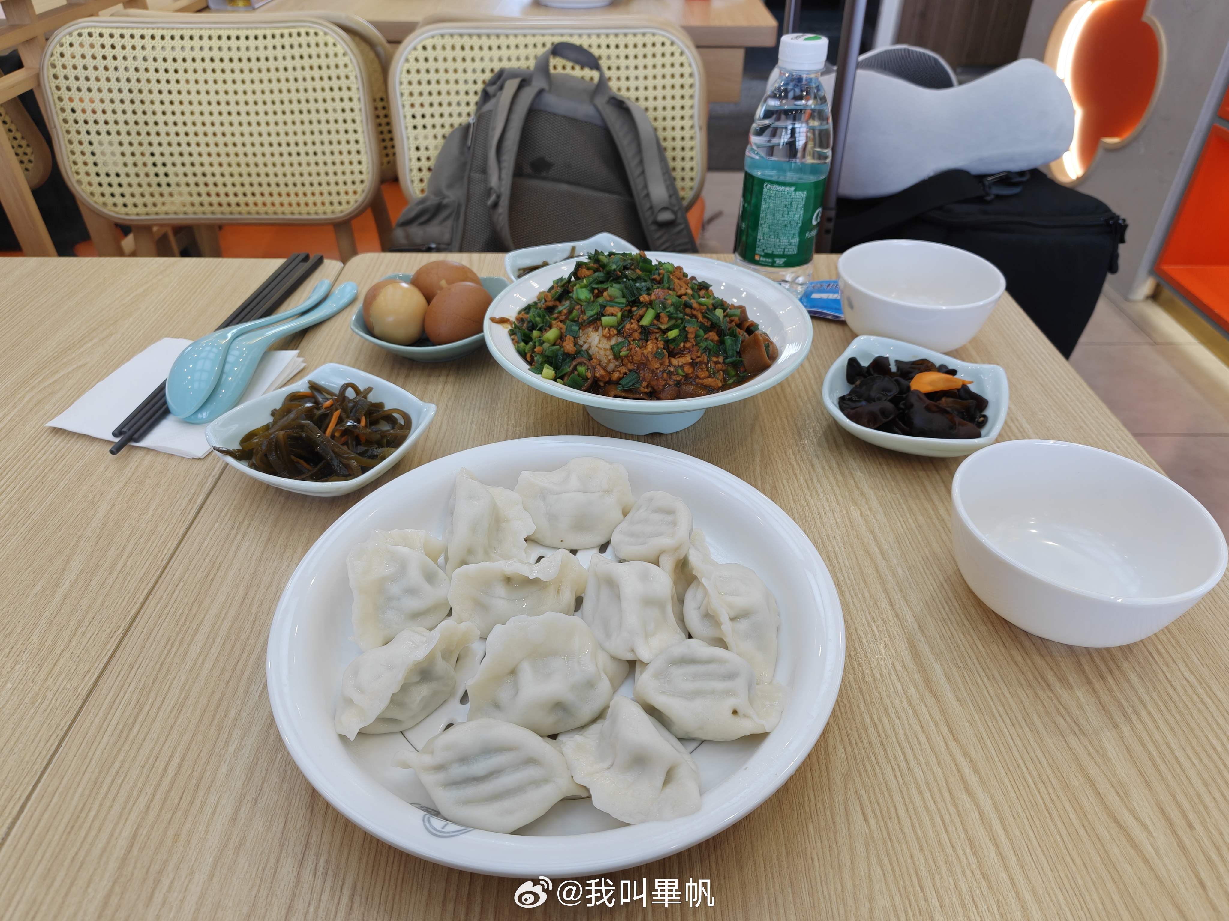 转机的魅力是可以尝当地美食既然来了烟台，海肠捞饭和鲅鱼饺子少不了好好吃啊！！！ 