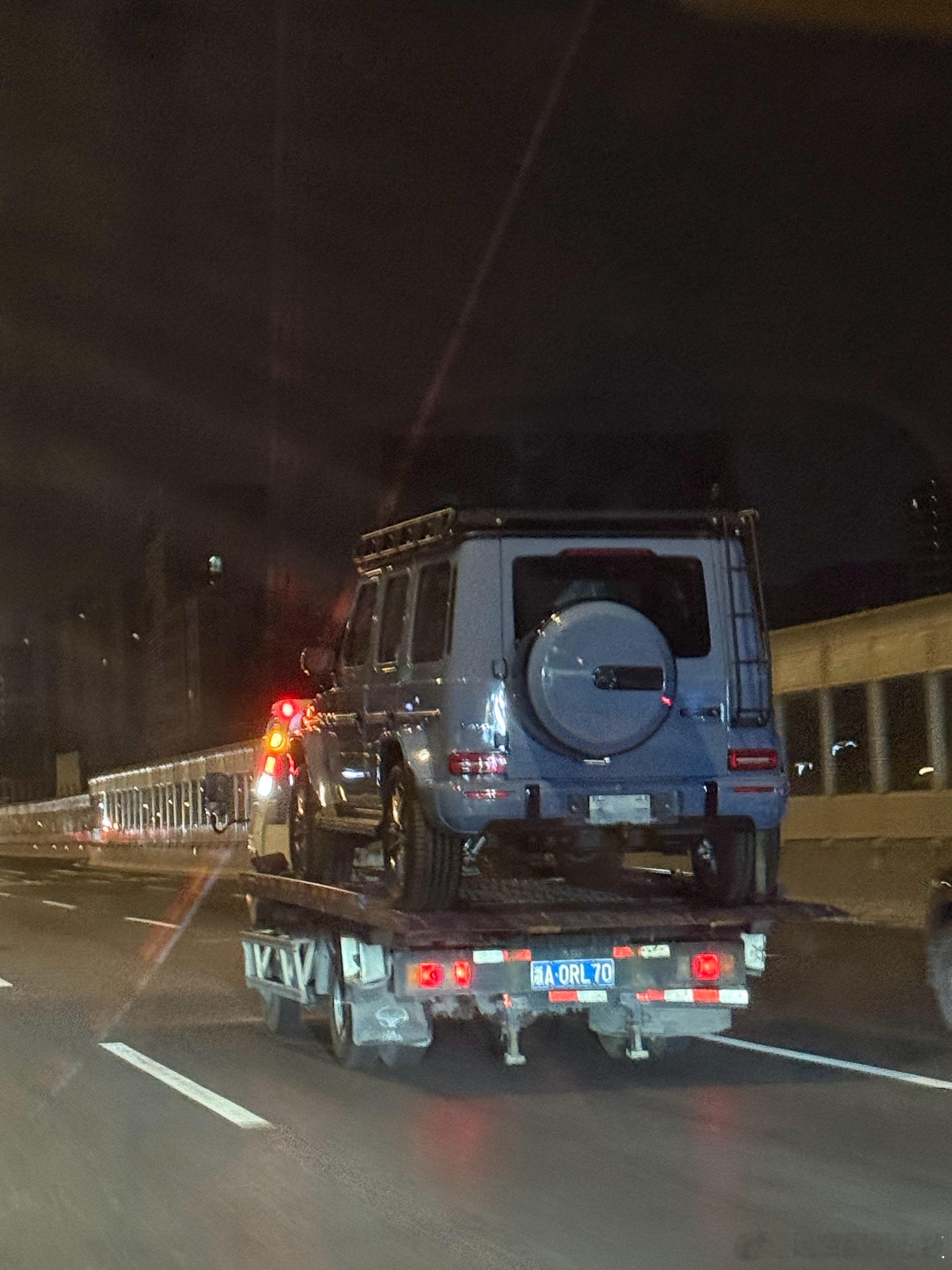 哇偶 这是谁的小蓝车 这么好看[污]跟姚老板混一天吃9顿[超话]  ​​​