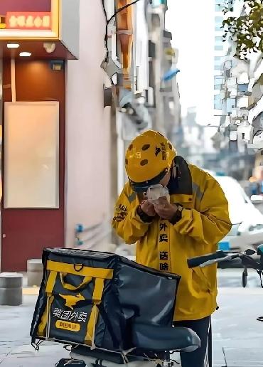 20岁外卖小哥的最后一程：倒在深圳天桥上，他的人生只写了两个字——“撑起”
 