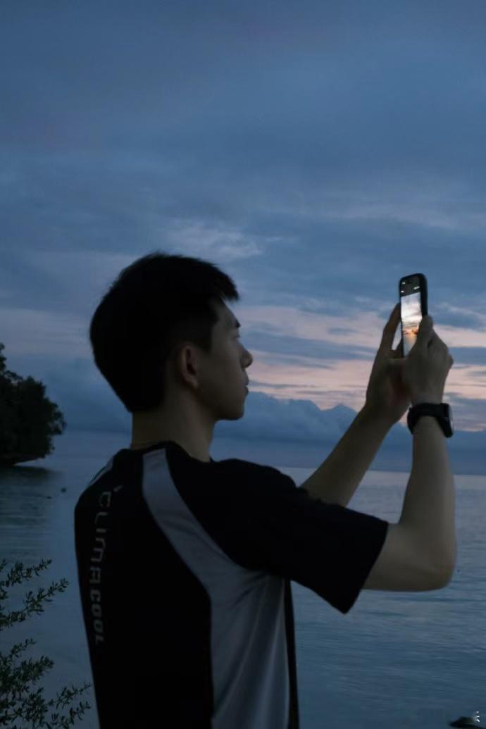 李现遇见与万物共鸣的自己李现顺毛黑T照 李现顺毛黑T照，李现遇见与万物共鸣的自己