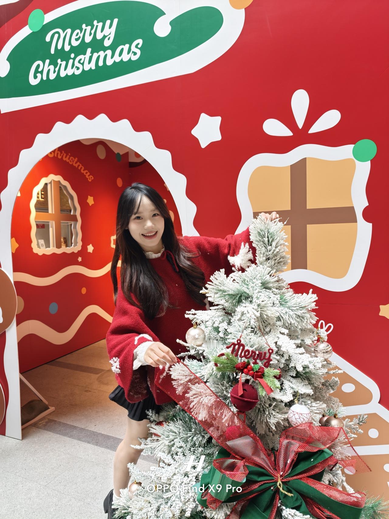 交卷了！快给我的圣诞照片评评分
姐妹们！新鲜出炉的圣诞平安夜照片来噜～
大家给我