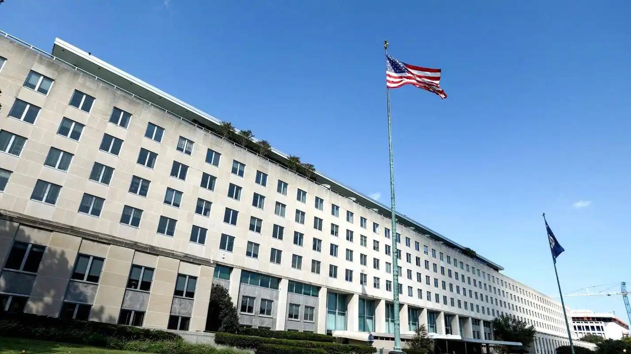 财新根据美国国务院数据报道，2025年5至8月，中国学生获批F1签证约4万张，同