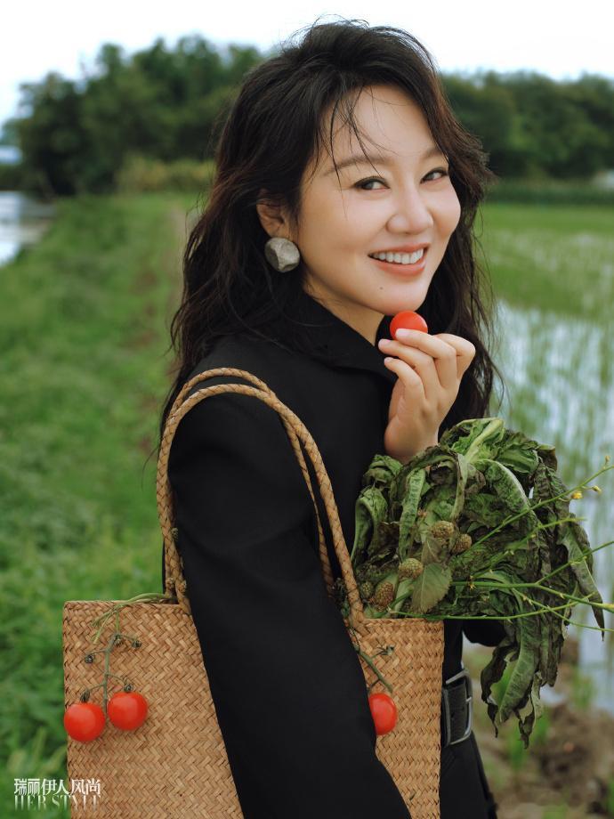看到了闫妮身上的自由感闫妮田野大片 充满着温柔的自由，真的是仿佛进入到这个初夏的