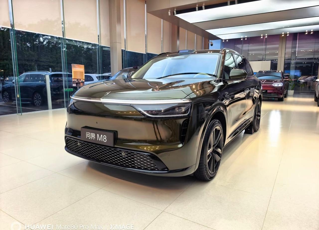 全新M8是赛力斯主导后的第一款新车，不仅没降价，预售价还涨了3万，但我估计正式上