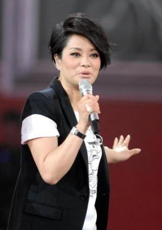 歌唱家杨洪基说：我唱三国演义主题曲，滚滚长江东逝水，拿了9万块，毛阿敏唱片尾曲历