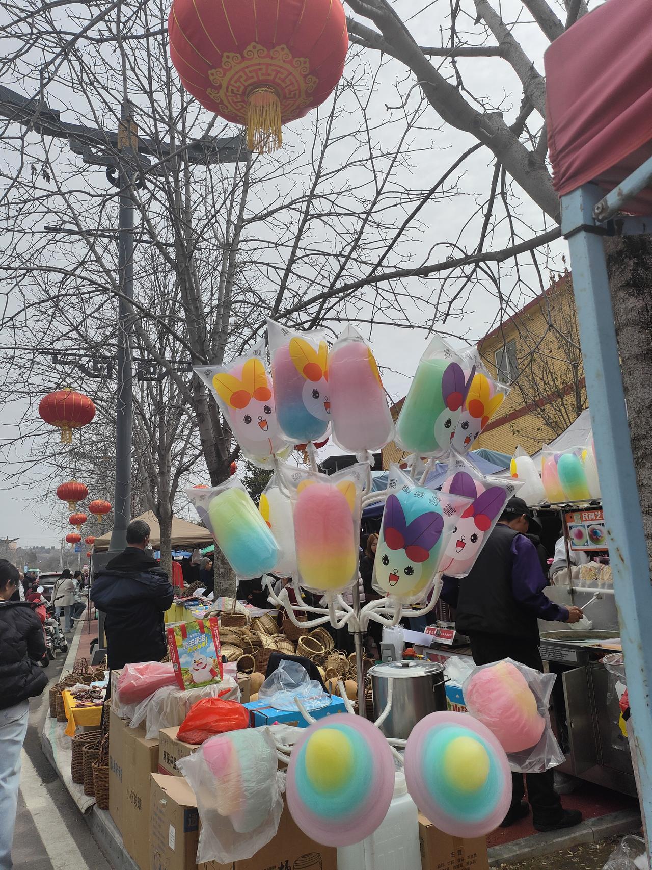 2. 逛集市的快乐，是头顶的红灯笼，是手里五彩的棉花糖。一口甜意入喉，满心都是岁