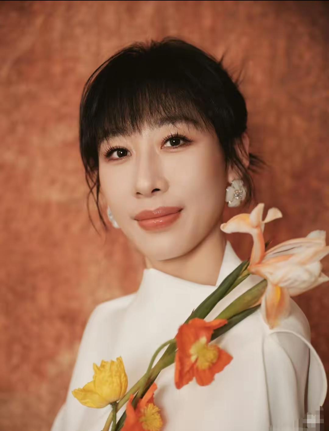 不出意外，
意外又发生了，东方卫视跨年演唱会上，任素汐登场，而一开唱后，突然发现