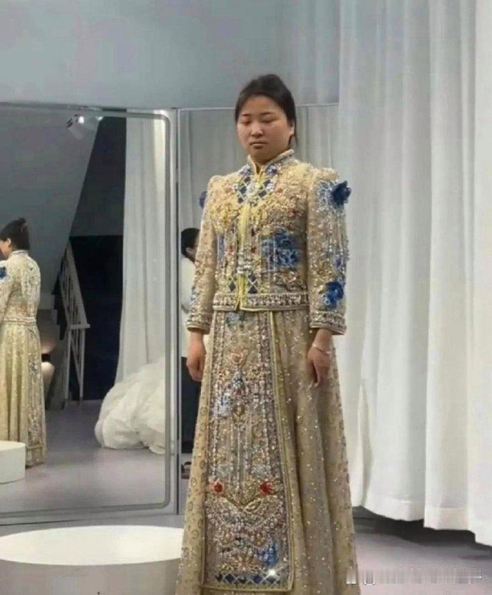 看看她为什么试完婚纱笑不出来？ 