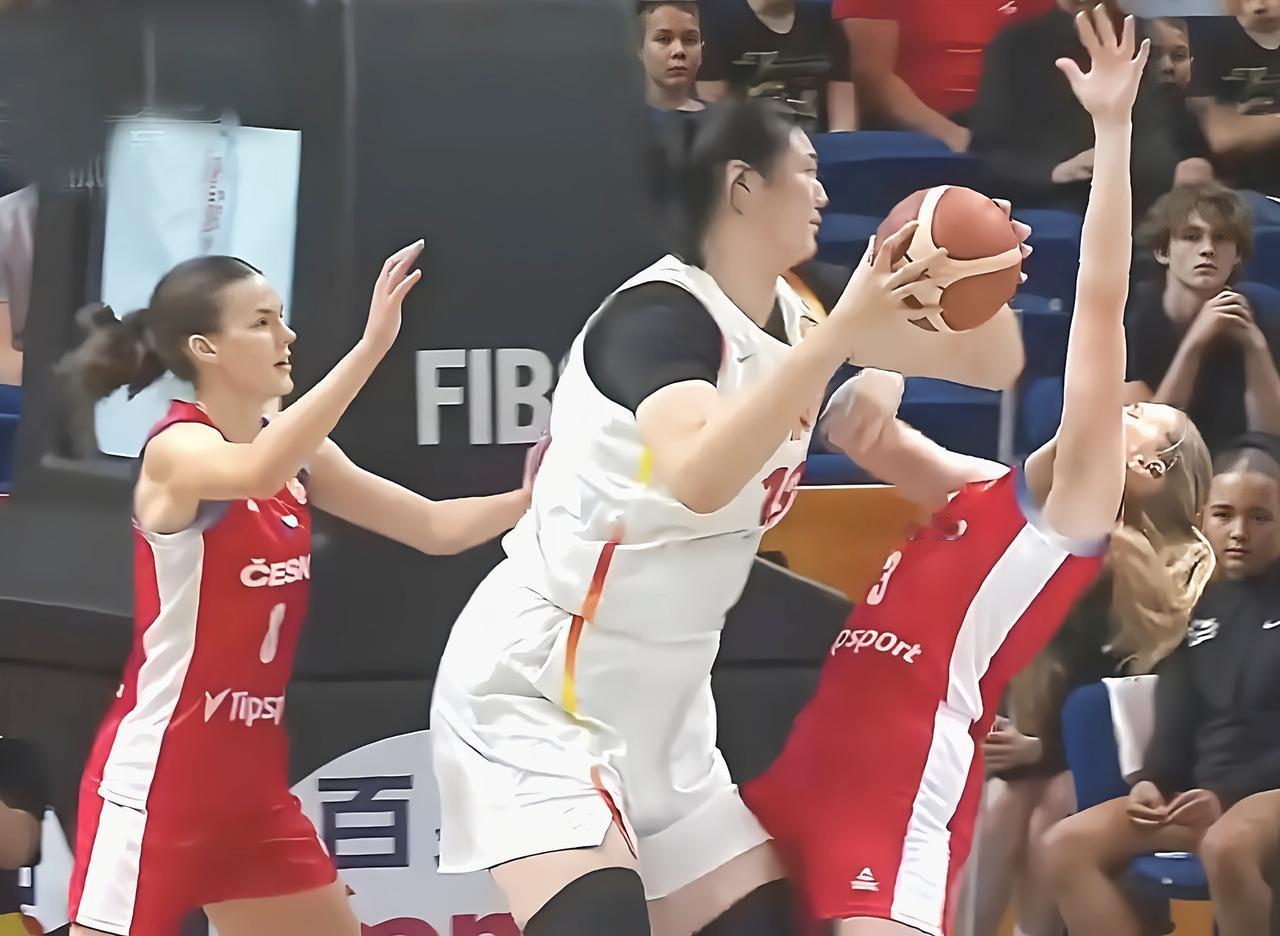 19岁新星遭美媒嘲讽，身体硬度不足，难适应WNBA
中美女篮那场碰完，张子宇交了