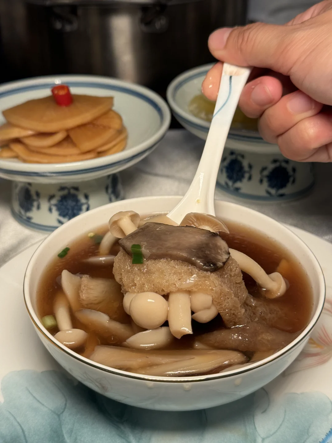 现在这个季节，喝上一碗滋补的菌汤，真的太舒服了，暖心又暖胃