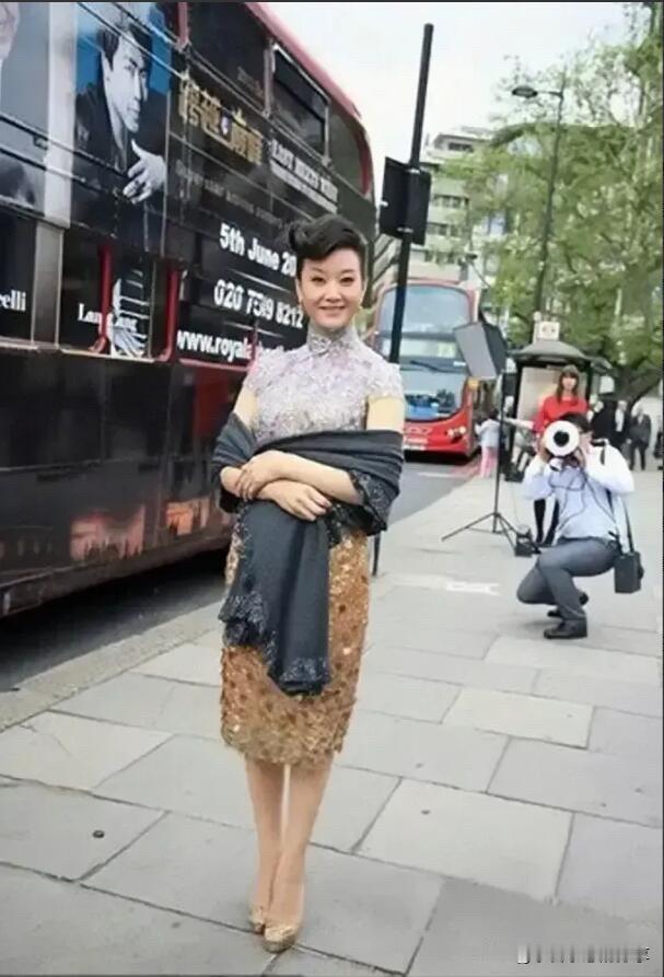她皮肤白皙，特别有女人味，是我见过身材最好的一个女歌唱家，感觉她的颜值一直都在线