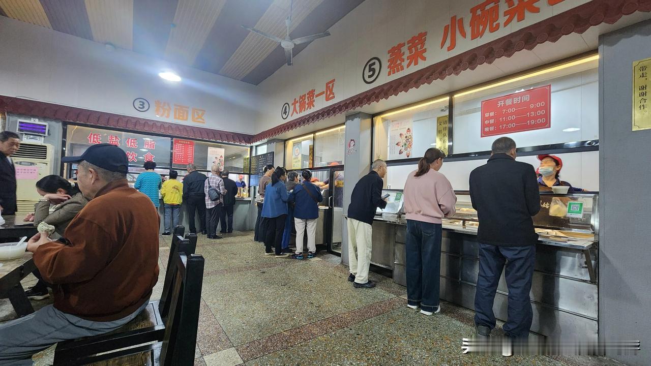 不动手术的话，病友都是老同志，调养。这里以前是老干才能住的疗养院。推荐人民医院马