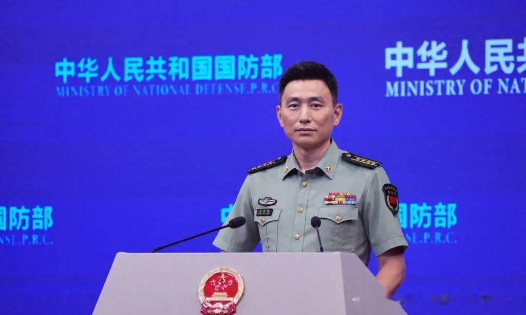 央视首曝东风17夜路实射，美军震惊？
国防部称别过度解读
夜色压着路面，一辆长车