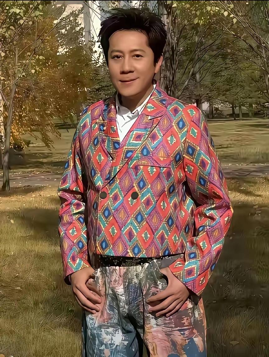 我发现蔡国庆很喜欢穿这种大红大绿，花花绿绿的奇装异服。在很多场活或者在网上经常都