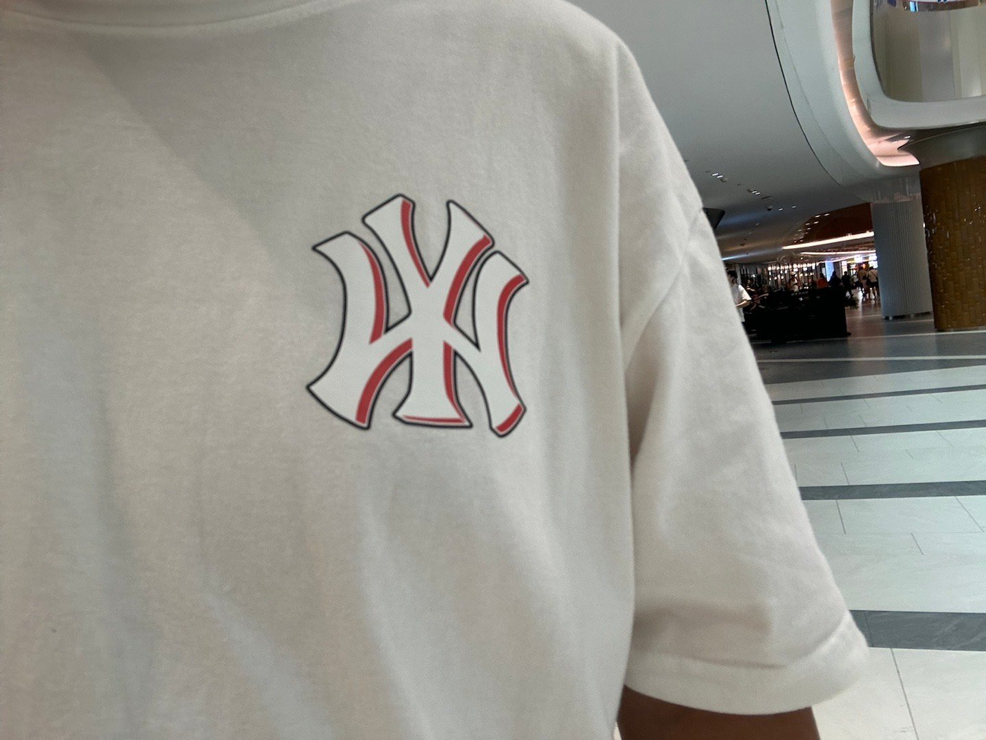 完蛋，被蜡笔小新包围啦～偶遇的可以找我领周边哦 仅限20份 ​​​