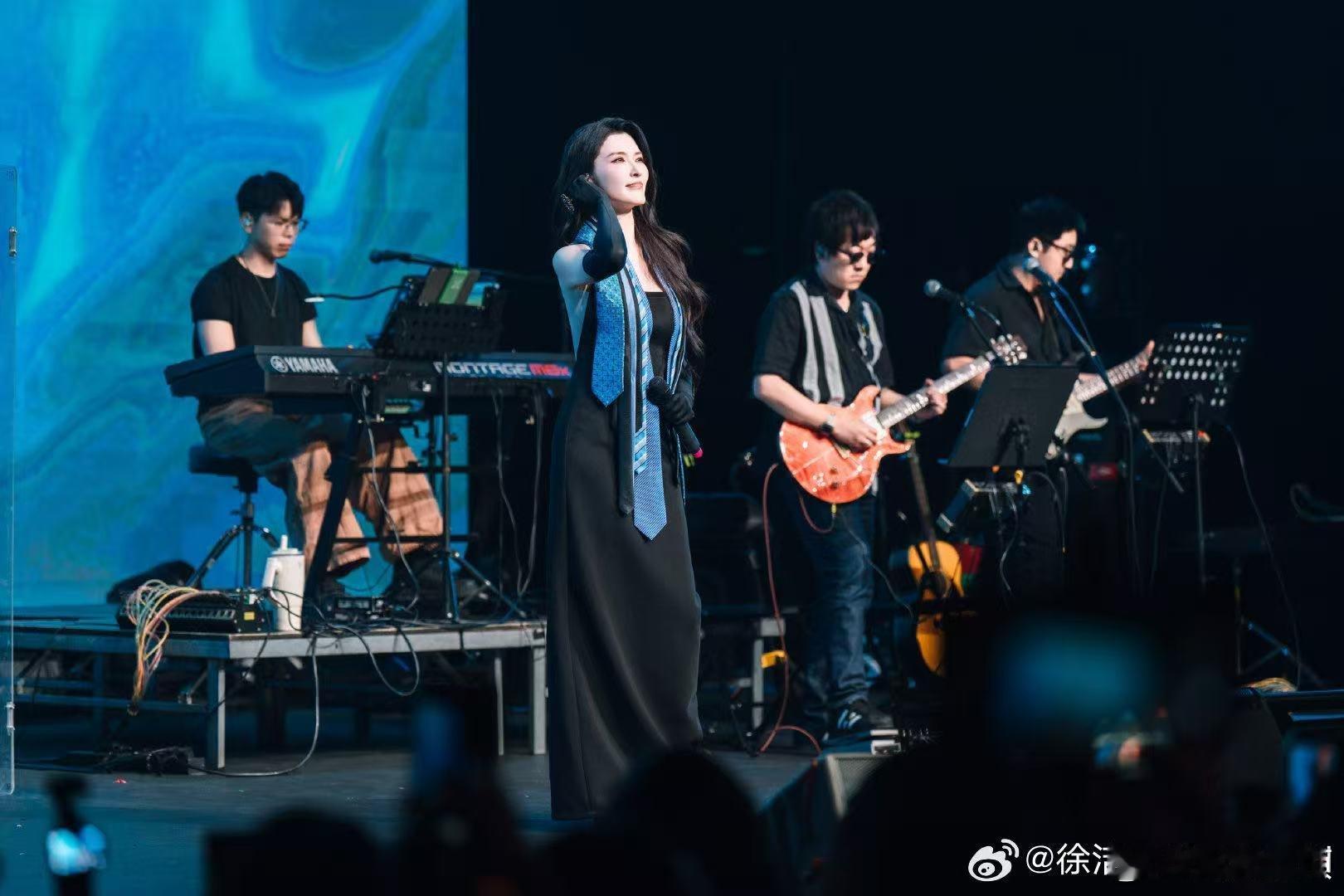 徐洁儿倾听我音乐会收官短短几十天拼出一场圆满，她把那股不服输的劲儿，全唱进歌里了