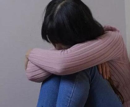 2005年，29岁女子结婚2年都没有怀孕，来医院就诊，却拒绝检查。医生支开其老公