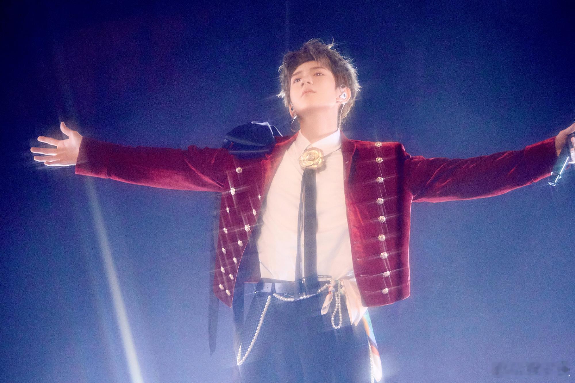 王源演唱会震撼舞美 连王源本人都被震撼的实景舞台，到底有多绝！斜开舞台设计+顶级