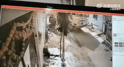 在自己家门口，没到路上，也躲不过车祸[可怜]
车祸 路中车祸 倒车殃及无辜