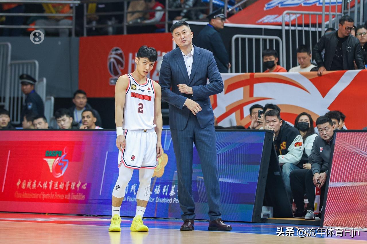 上海男篮大胜广东男篮，徐杰在比赛最后阶段的表现让人反感。

比赛前三节半，徐杰都