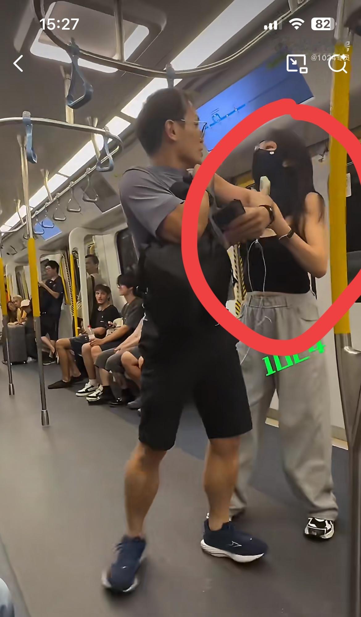 香港地铁上，48岁的小仙女怀疑旁边46岁的老 登在偷拍她。女子情绪激动扯破了男子