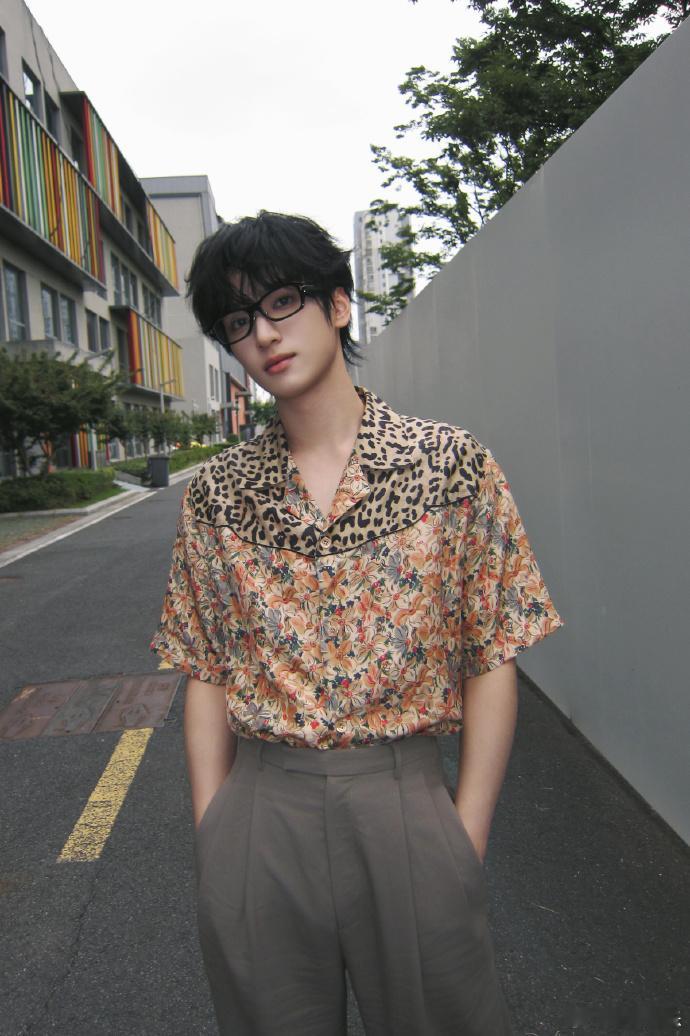 严浩翔9张图5个色调严浩翔是要和我99吗严浩翔豹纹披肩  严浩翔这9张图5个色调