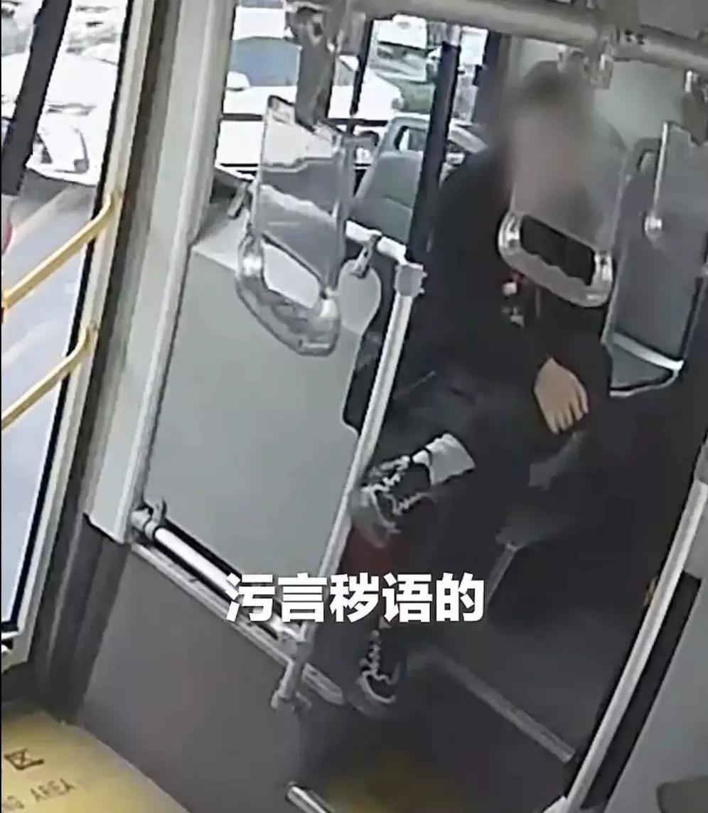 有次坐公交，司机师傅和旁边车道的司机起了点小摩擦，俩人互相按喇叭。车上乘客都紧张