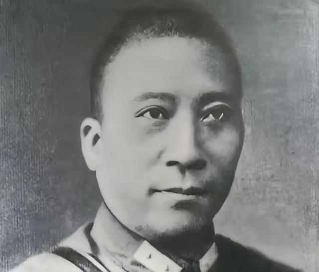 张学良到晚年时候终于说出一个秘密，杨虎城全家被老蒋杀害，原因就是西安事变里真正主