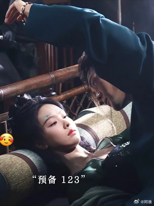 曾舜晞优酷扫楼给陈都灵带头纱扫楼都能这么甜谁懂啊💘曾舜晞给陈都灵带头纱的画面，