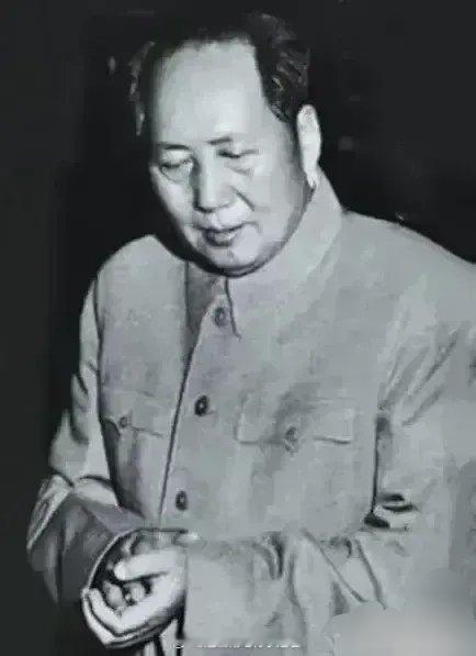 在一次采访中，张耀祠曾回忆：“大约从1970年开始，主席不常外出，终日在屋里坐着