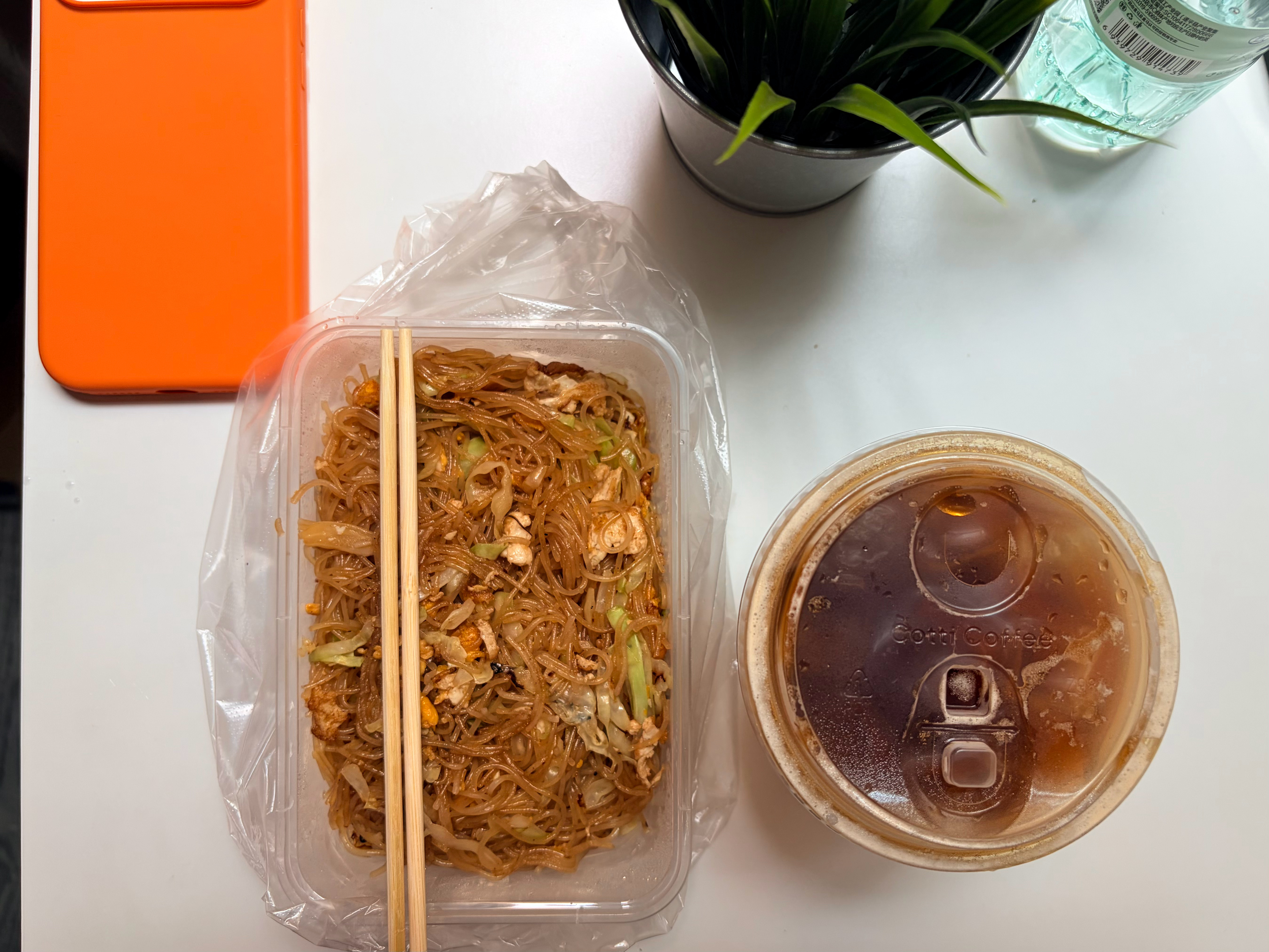 今天新搭配：鸡蛋炒米饭+冰美式