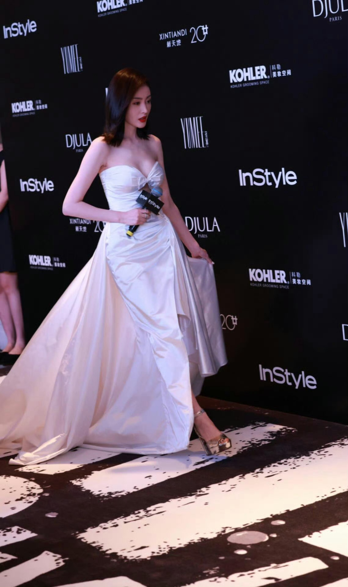 张天爱真的敢穿，这两片布别人穿上可能是灾难，穿她身上别有一番韵味 