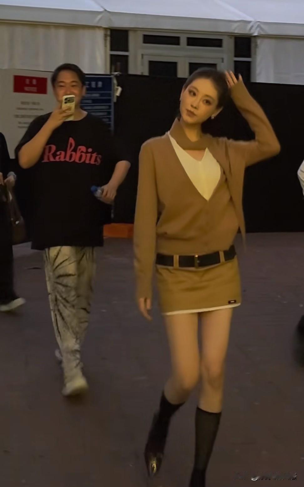 学什么虞书欣那种傻白甜穿搭，还是多多改变自己风格吧，你看祝绪丹这身打扮真是惊艳，