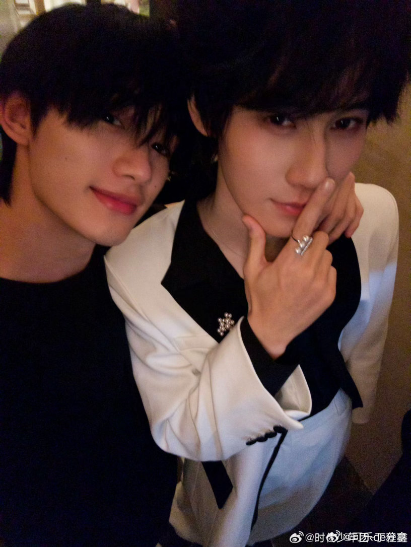 丁程鑫张真源合照 时代少年团餐厅爆改